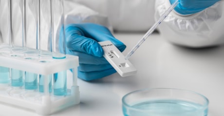 Teste serológico + teste antigénio SARS-CoV-2
